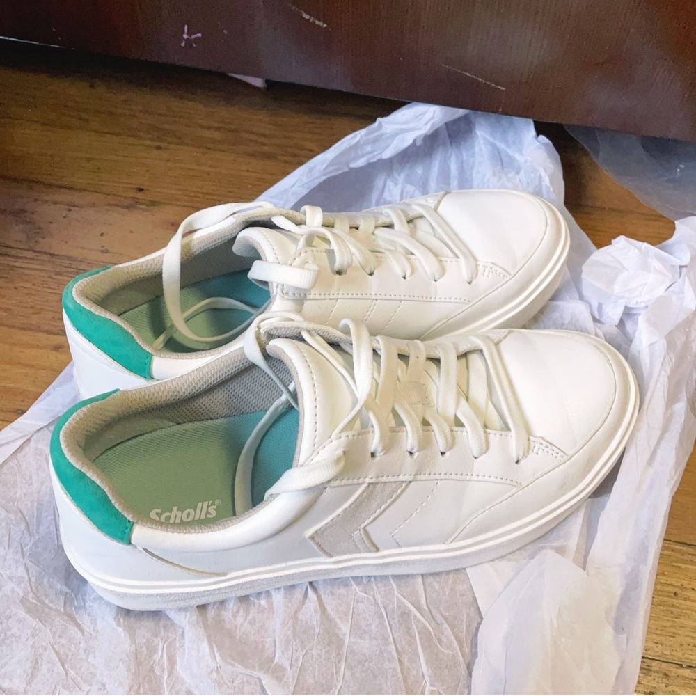 Dr. Scholl’s white sneakers size 7.5